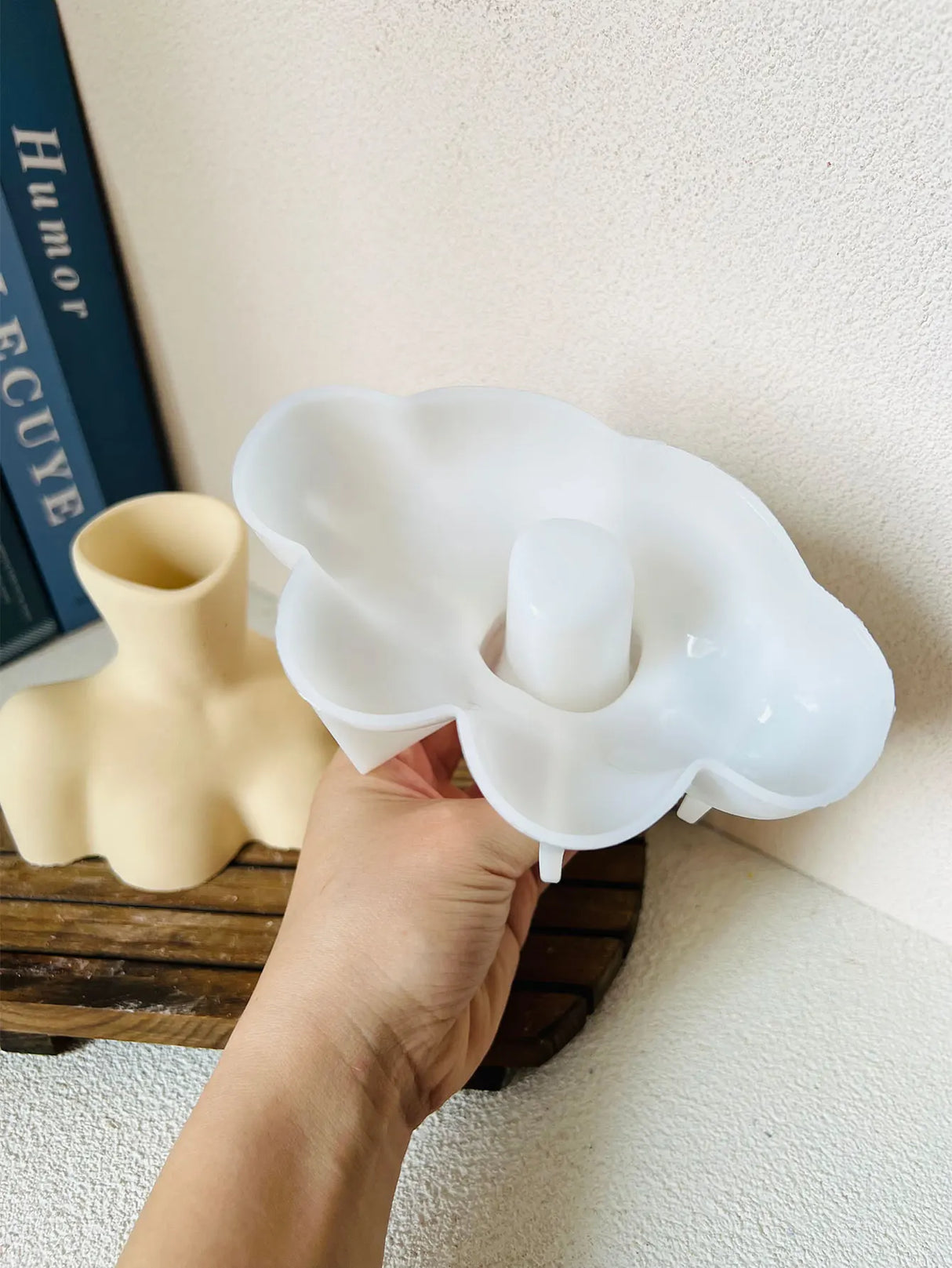 Abstract Human Sculpture Vase Silicone Aromatherapy Stick Container Plaster Mold Dried Flower Striped Vase Concrete Molds