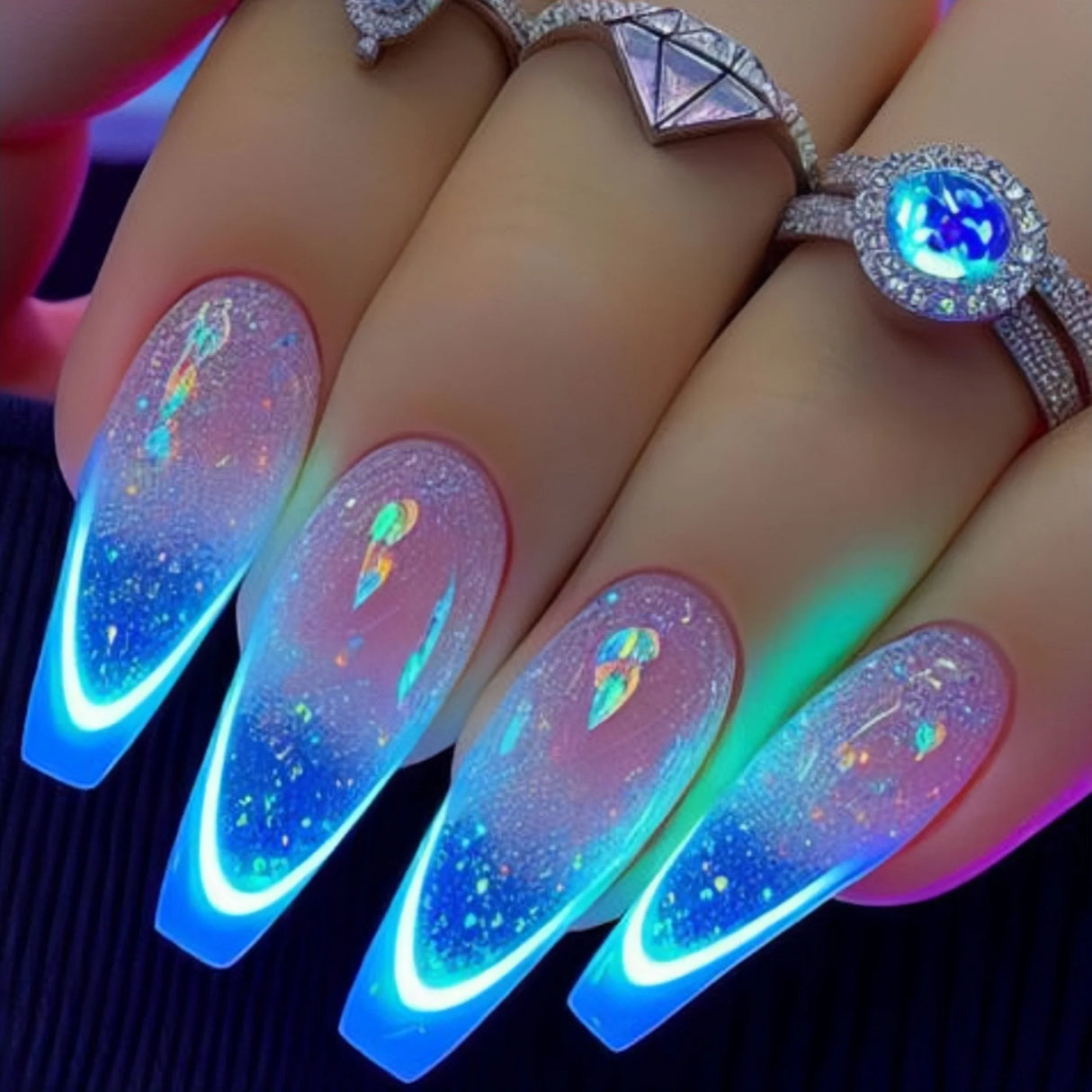 Long nail art patches with purple polka dots and a shiny, fashionable, individual and high-end feel. Detachable 24-piece nail ar
