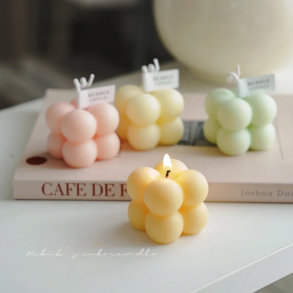Une bougie parfumée en forme de boule carrée, un cadeau d'anniversaire coloré, une bougie artisanale et une bougie parfumée de forme mignonne