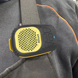 Altavoz Bluetooth portátil, inalámbrico, con clip magnético, resistente al agua, con correa para escuchar música y hacer llamadas con manos libres.