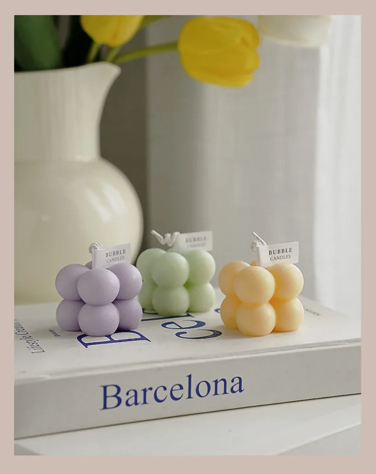 Une bougie parfumée en forme de boule carrée, un cadeau d'anniversaire coloré, une bougie artisanale et une bougie parfumée de forme mignonne
