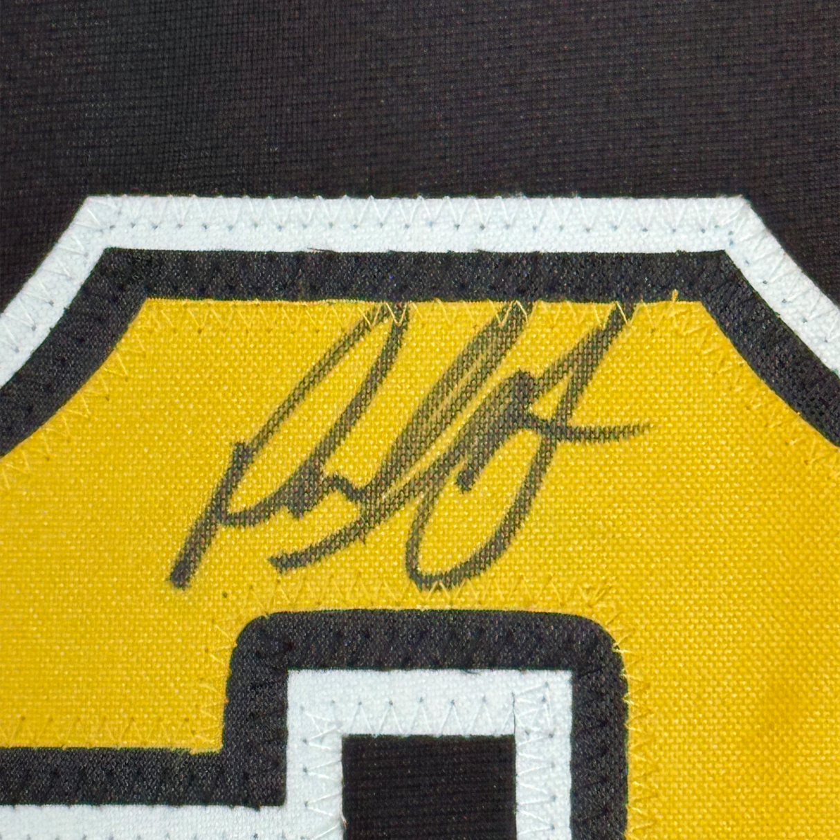 Camiseta de béisbol negra de Pittsburgh de 35 x 39, enmarcada y autografiada de Paul Skenes (JSA COA)