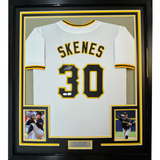 Camiseta de béisbol blanca de Pittsburgh de 35 x 39, enmarcada y autografiada de Paul Skenes (JSA COA)