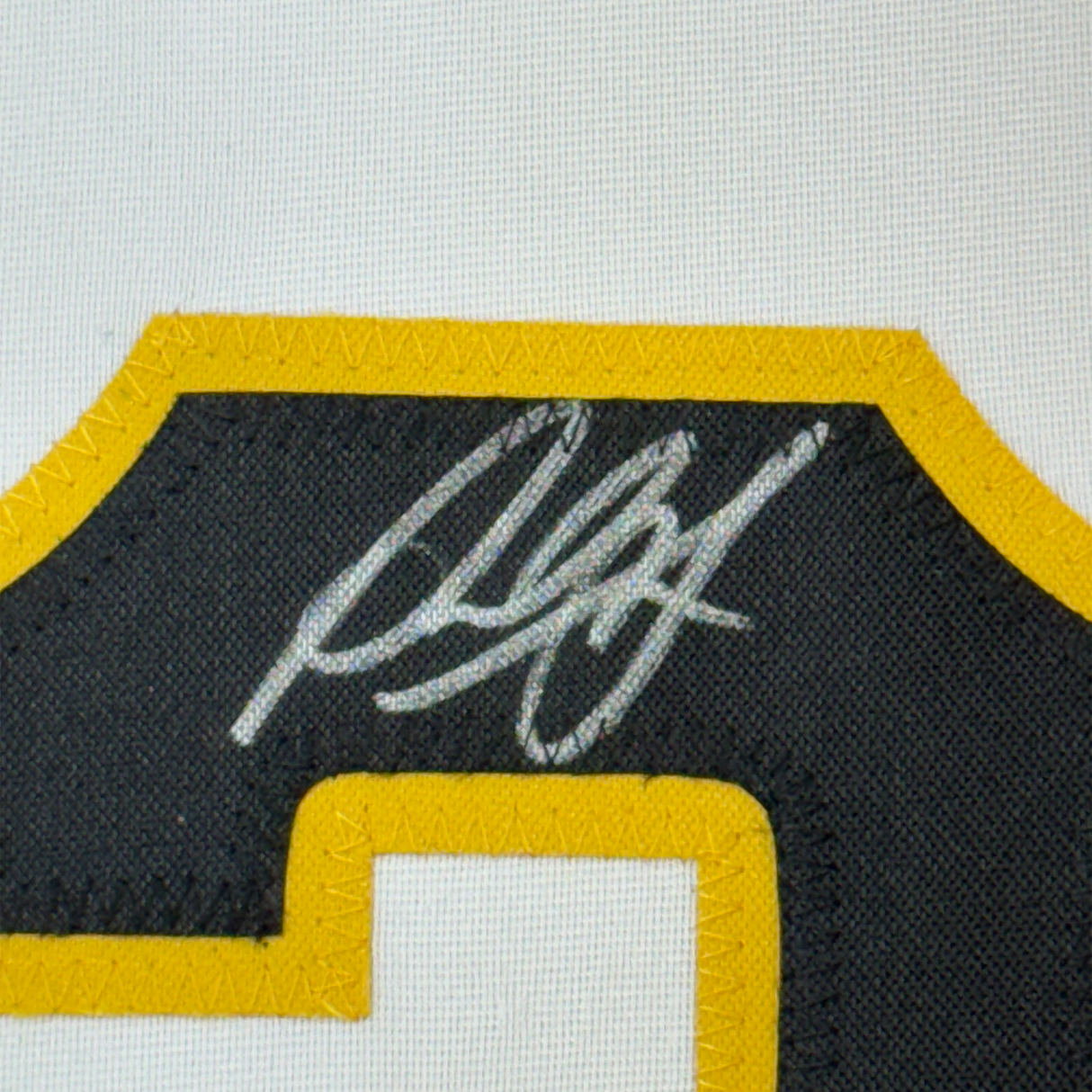 Camiseta de béisbol blanca de Pittsburgh de 35 x 39, enmarcada y autografiada de Paul Skenes (JSA COA)
