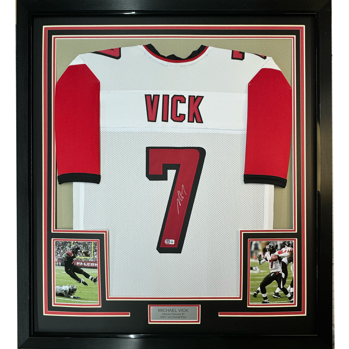 Camiseta de fútbol americano de Atlanta, blanca, enmarcada, autografiada y firmada por Michael Mike Vick, 35 x 39, certificado de autenticidad (PSA/DNA)