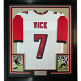 Camiseta de fútbol americano de Atlanta, blanca, enmarcada, autografiada y firmada por Michael Mike Vick, 35 x 39, certificado de autenticidad (PSA/DNA)