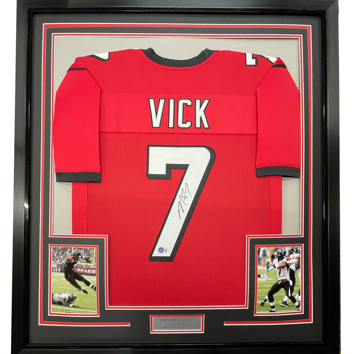 Camiseta de fútbol americano Atlanta Red de 35 x 39, enmarcada, autografiada y firmada por Michael Mike Vick. PSA/CÓDIGO DE ADN.