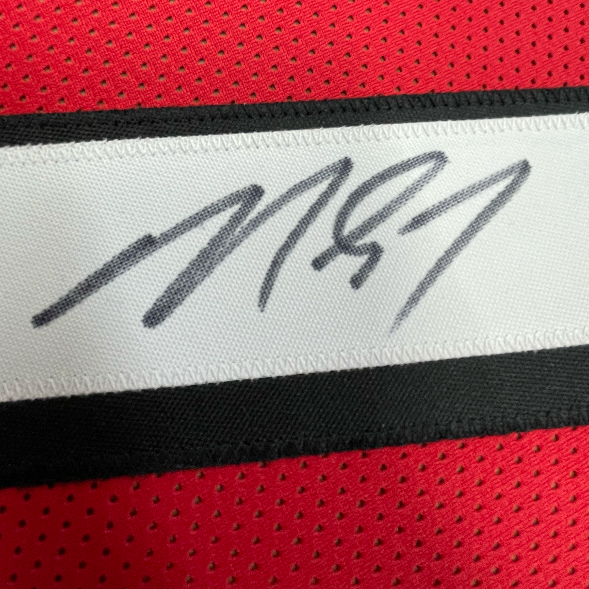 Camiseta de fútbol americano Atlanta Red de 35 x 39, enmarcada, autografiada y firmada por Michael Mike Vick. PSA/CÓDIGO DE ADN.