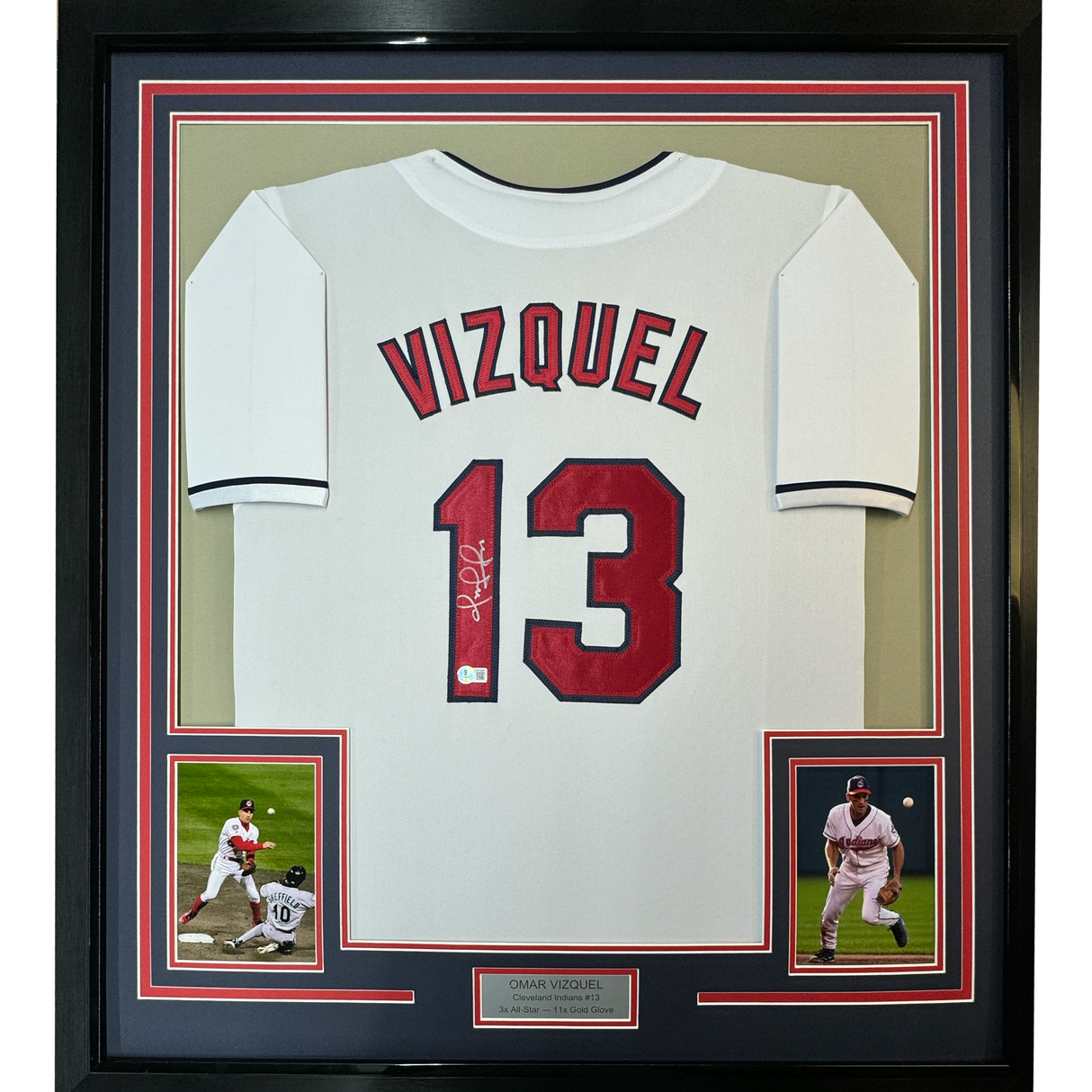 Camiseta de béisbol Cleveland blanca de 35 x 39, enmarcada, autografiada y firmada por Omar Vizquel. PSA/DNA COA.