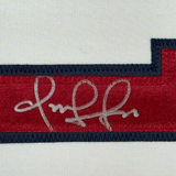 Camiseta de béisbol Cleveland blanca de 35 x 39, enmarcada, autografiada y firmada por Omar Vizquel. PSA/DNA COA.