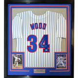 Camiseta de béisbol de rayas de Chicago, enmarcada, autografiada y firmada por Kerry Wood, 98 ROY, 35 x 39, Beckett BAS COA