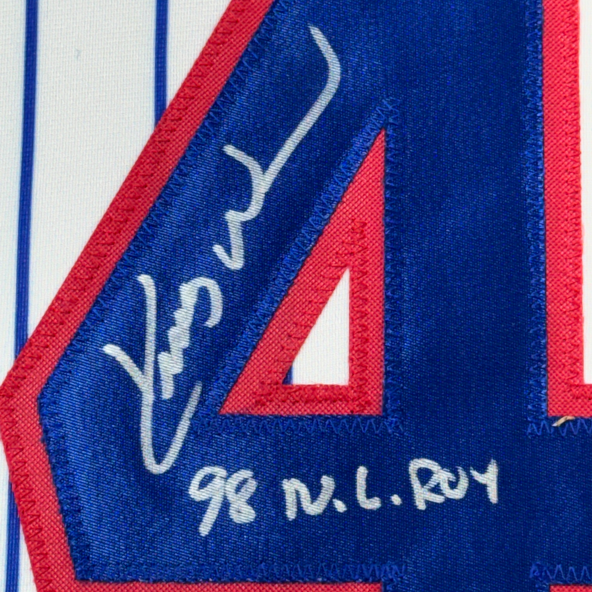 Camiseta de béisbol de rayas de Chicago, enmarcada, autografiada y firmada por Kerry Wood, 98 ROY, 35 x 39, Beckett BAS COA