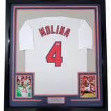 Camiseta de béisbol blanca de San Luis de 35 x 39 de Yadier Molina, enmarcada y firmada, Beckett BAS COA