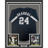 Camiseta de béisbol negra de Chicago Beckett BAS COA enmarcada, autografiada y firmada por Yasmani Grandal, 35 x 39