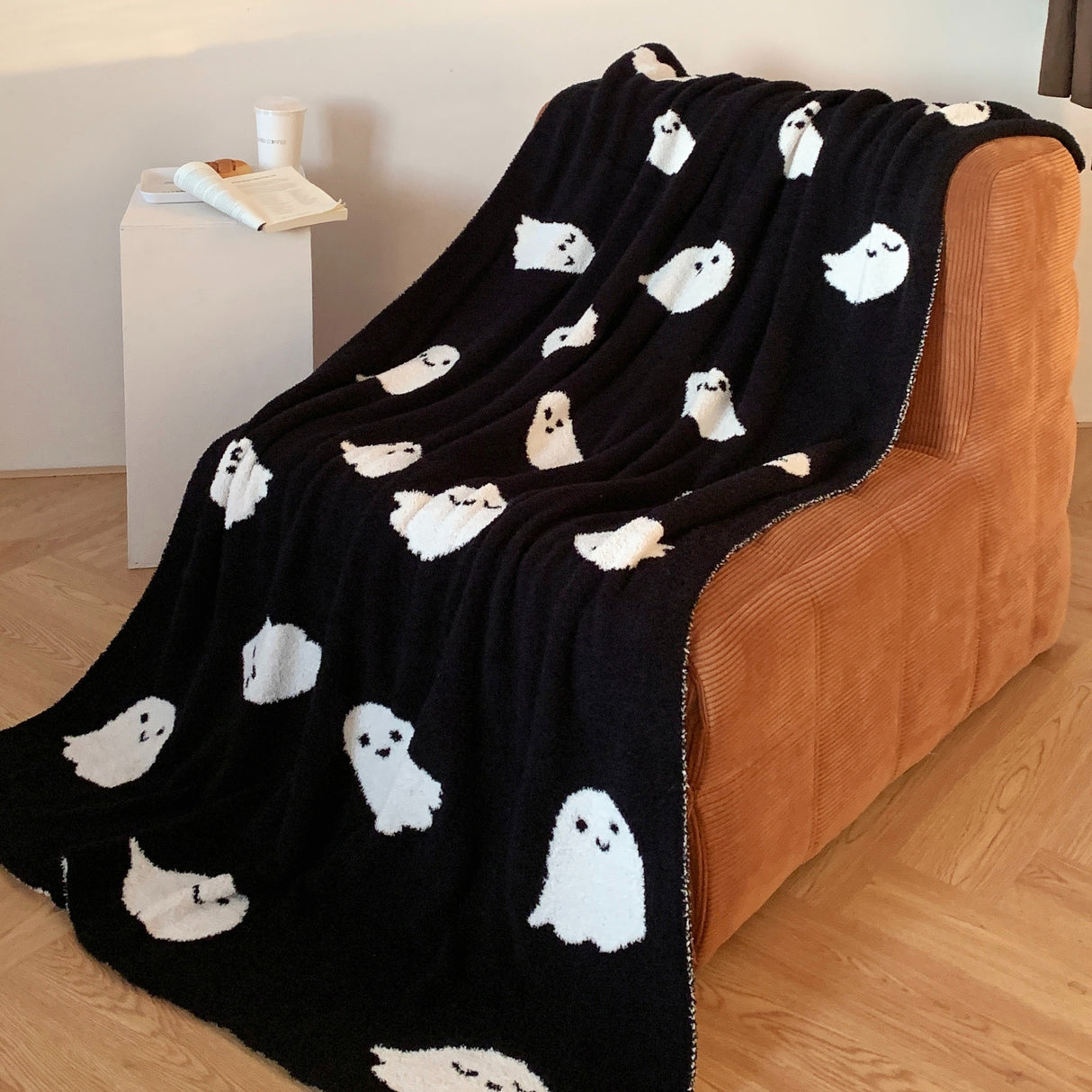 1pc Halloween mignon dessin animé fantôme Premium Sense maison chaude couverture sieste jeter couverture voyage couverture châle couverture simple face polaire jacquard haute qualité tricoté couverture