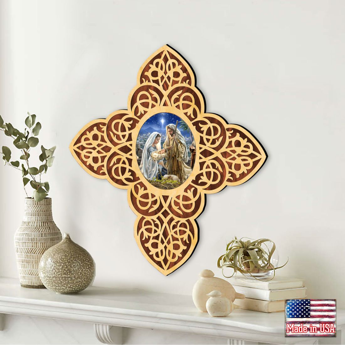 Cruz de madera de filigrana de la Sagrada Familia de D. Gelsinger - Decoración con iconos inspiradores - 88483-DG