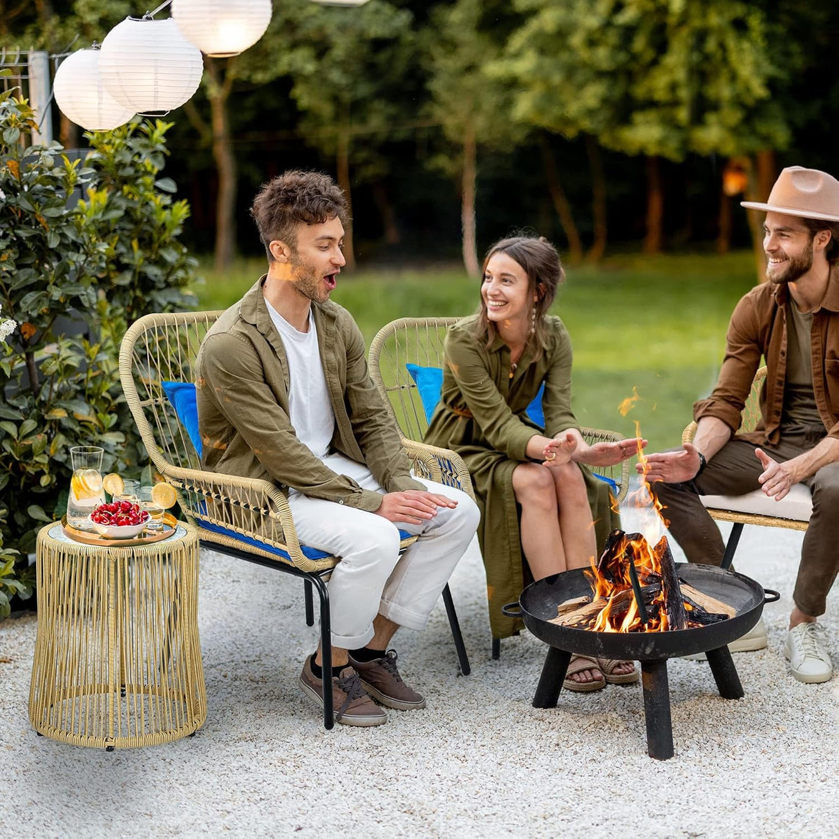 Conjunto de 3 piezas de muebles de exterior de mimbre estilo bistró, sillas de ratán resistentes a la intemperie para patio, balcón y terraza, con cojines suaves y mesa auxiliar de vidrio (marrón claro y azul marino).