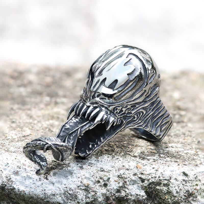Anillo de acero inoxidable con simbionte mutante alienígena