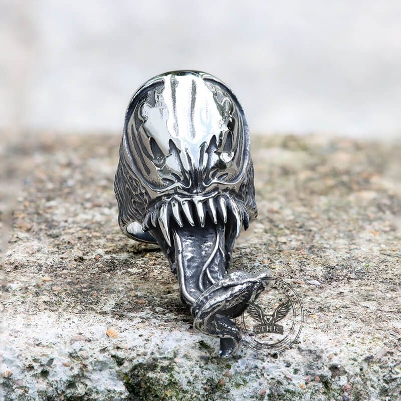 Anillo de acero inoxidable con simbionte mutante alienígena