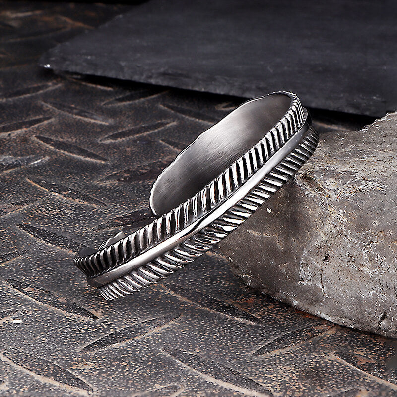 Pulsera abierta de acero inoxidable con gemas de plumas de ángel