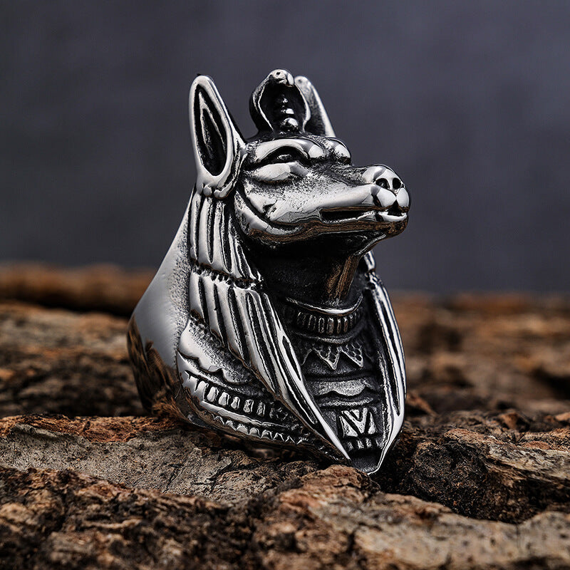Anillo de acero inoxidable de Anubis con la mitología egipcia
