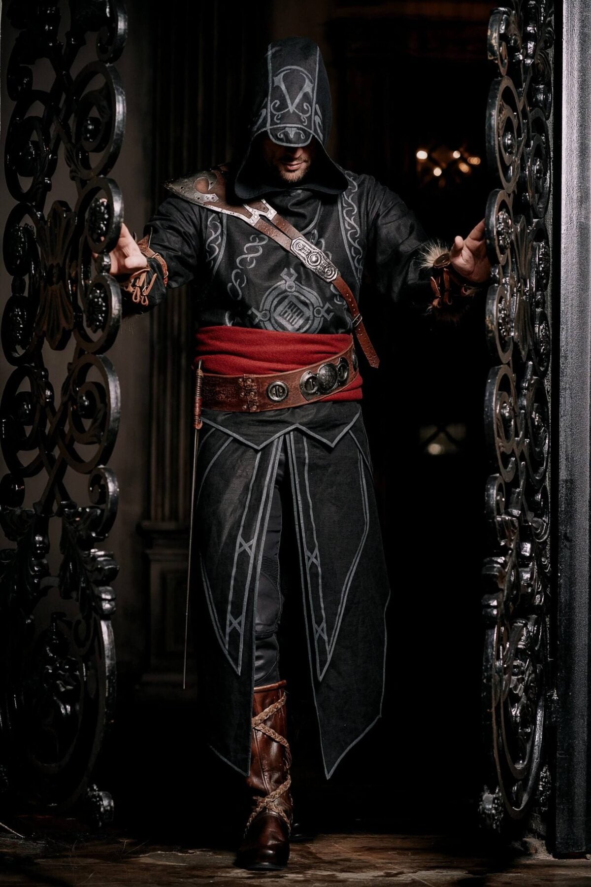 Stealthy Assassin Costume: Ideal for Cosplay and LARP Adventures