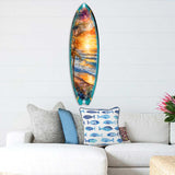 Arte mural costero con tabla de surf - Olas doradas y atardecer en el océano de G. DeBrekht - Decoración costera navideña - 8490136HS