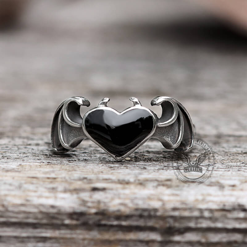 Anillo gótico de acero inoxidable con murciélago y corazón