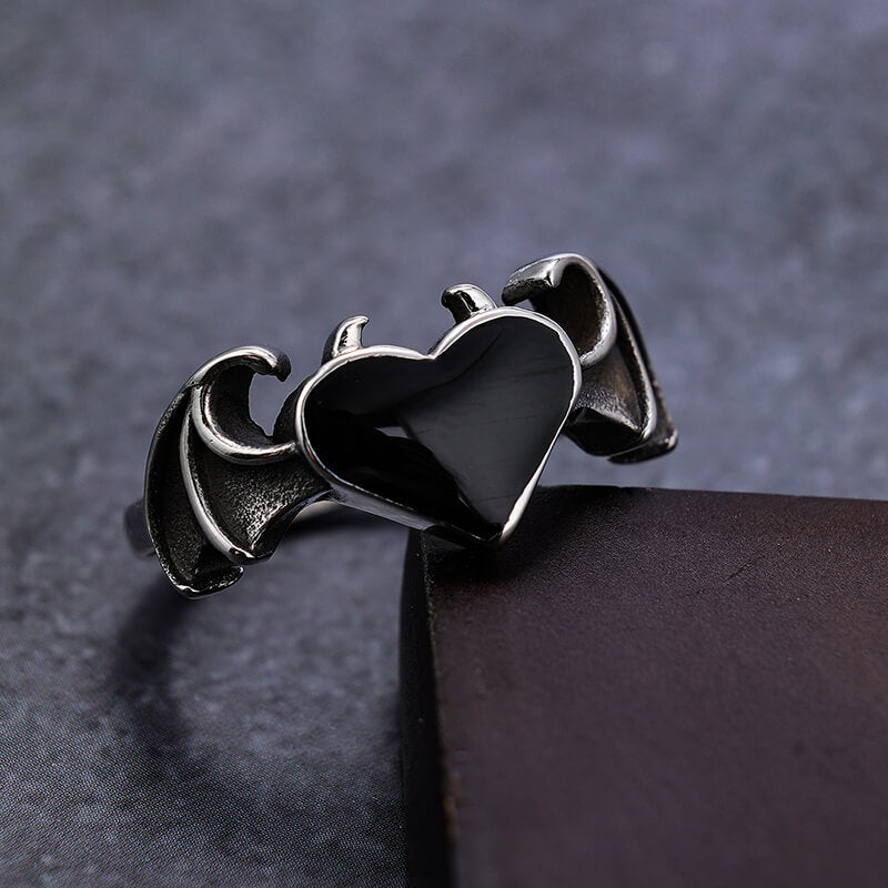 Anillo gótico de acero inoxidable con murciélago y corazón