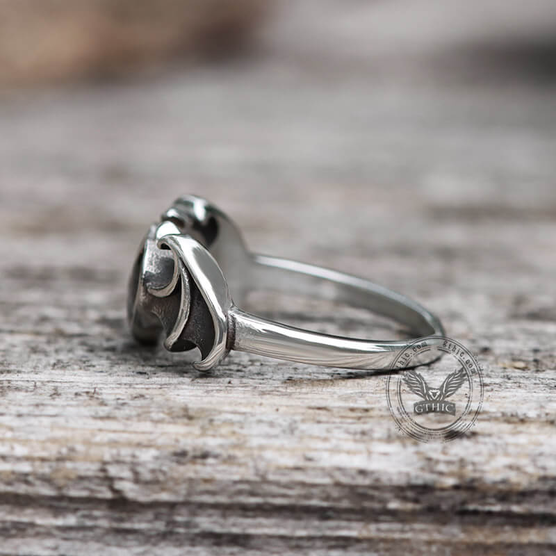 Anillo gótico de acero inoxidable con murciélago y corazón