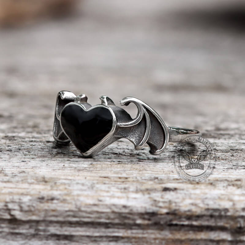 Anillo gótico de acero inoxidable con murciélago y corazón