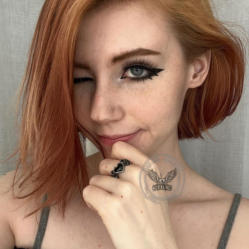 Anillo gótico de acero inoxidable con murciélago y corazón