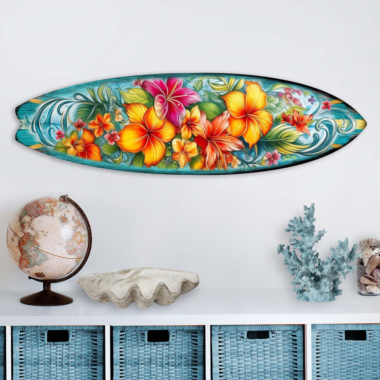 Arte mural costero con tabla de surf y flores hawaianas de G. DeBrekht - Decoración navideña costera - 8490121HS