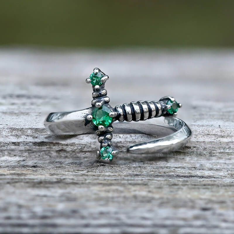 Anillo gótico de acero inoxidable con espada doblada
