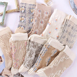 9 pares de elegantes calcetines de tubo medio con estampado floral. Tejido suave y transpirable. Ideales para ocasiones informales y elegantes.