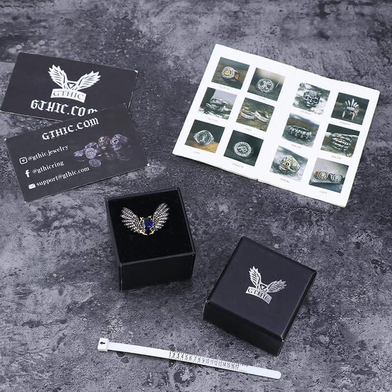 Anillo gótico de latón con alas de diablo negro