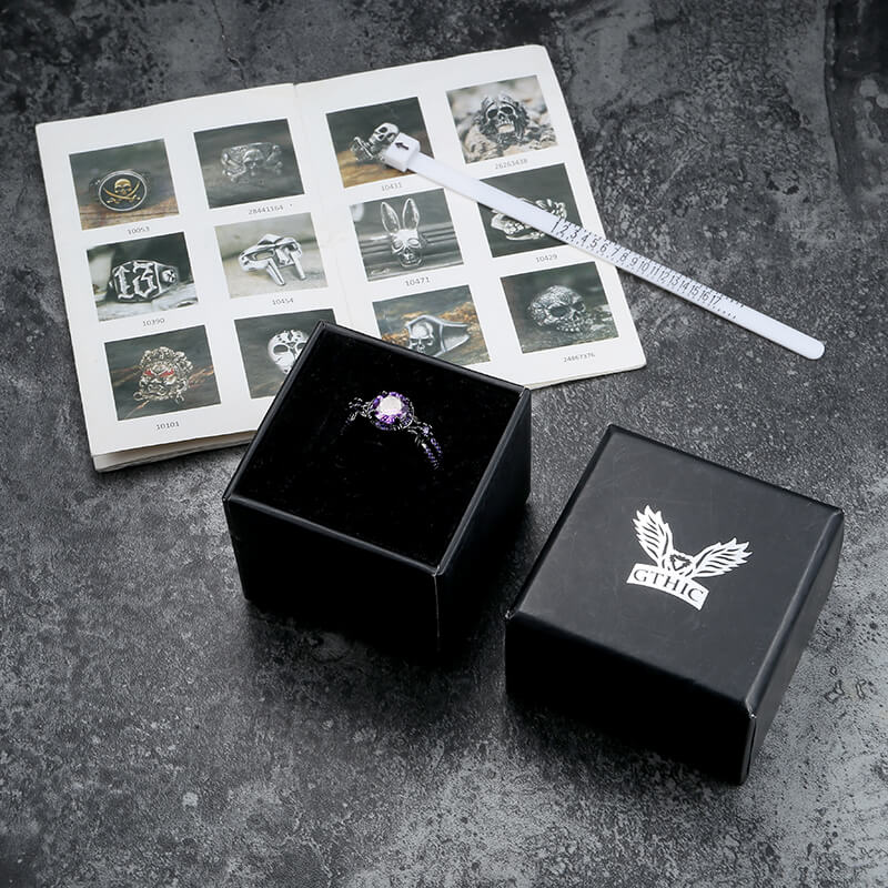 Anillo de compromiso de latón con diamantes negros