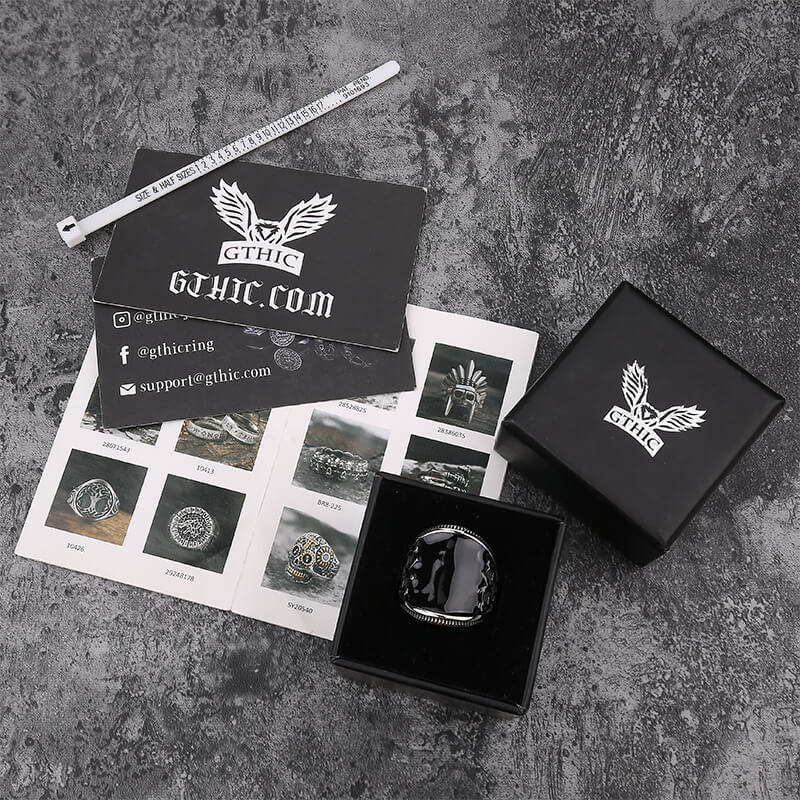 Anillo de acero inoxidable con relieve de epoxi negro