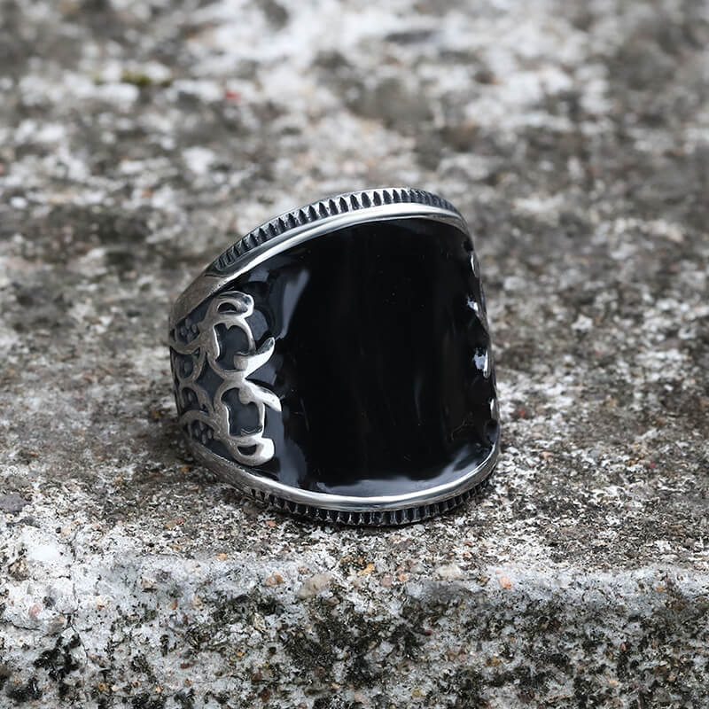 Anillo de acero inoxidable con relieve de epoxi negro