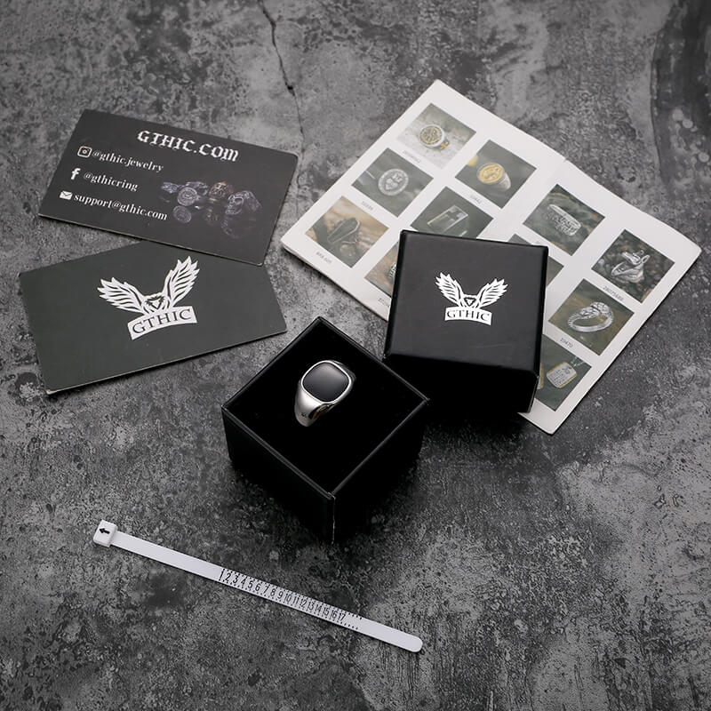 Anillo minimalista de acero inoxidable con resina epoxi negra