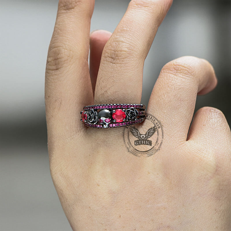 Anillo de latón con incrustaciones de circonita y calavera con flor negra