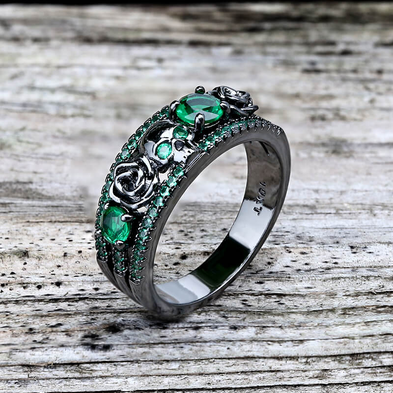Anillo de latón con incrustaciones de circonita y calavera con flor negra