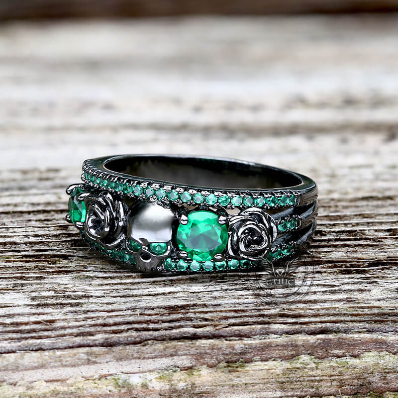 Anillo de latón con incrustaciones de circonita y calavera con flor negra