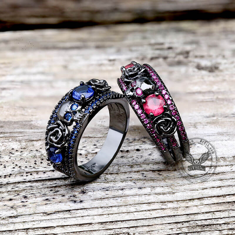 Anillo de latón con incrustaciones de circonita y calavera con flor negra