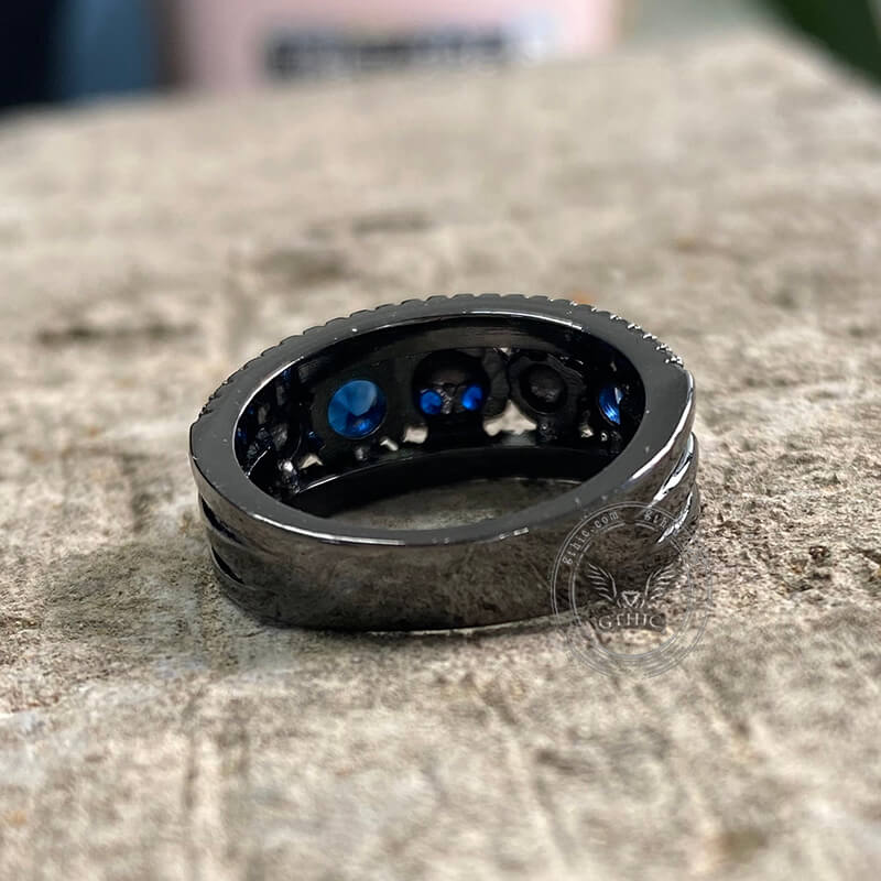 Anillo de latón con incrustaciones de circonita y calavera con flor negra