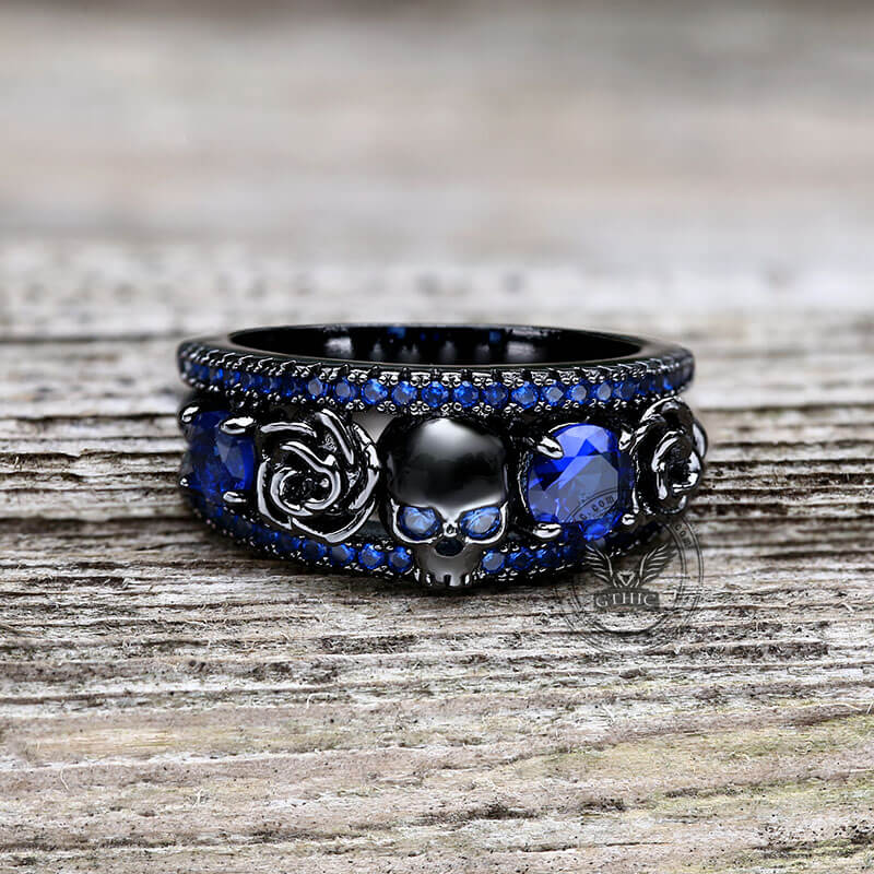Anillo de latón con incrustaciones de circonita y calavera con flor negra