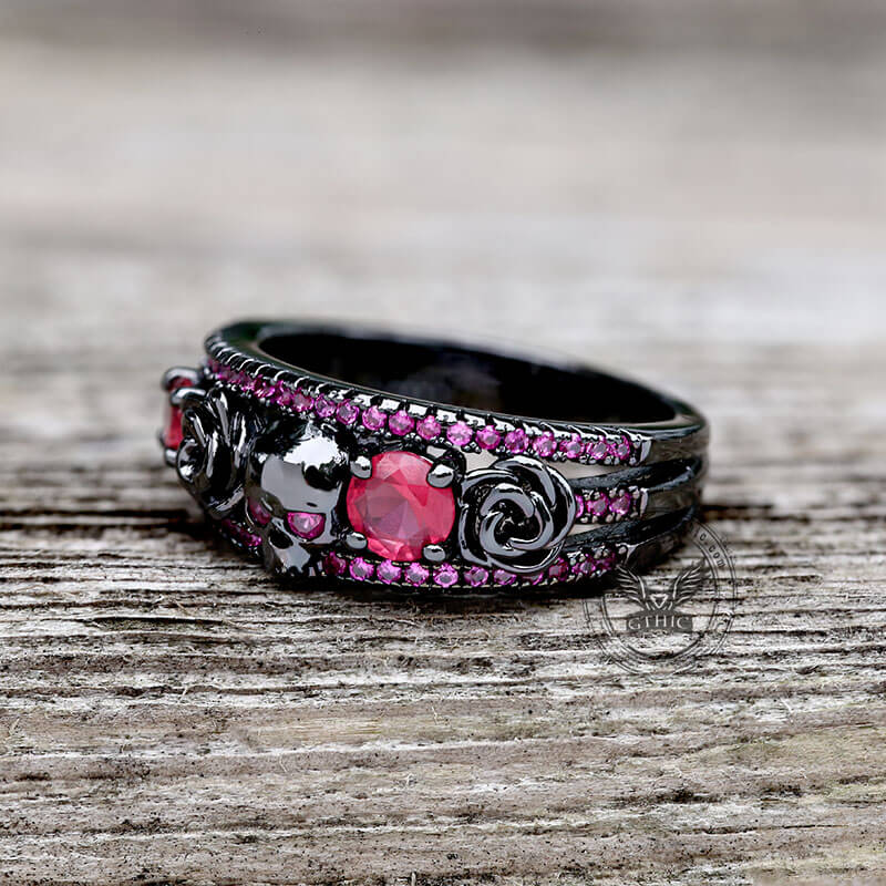 Anillo de latón con incrustaciones de circonita y calavera con flor negra