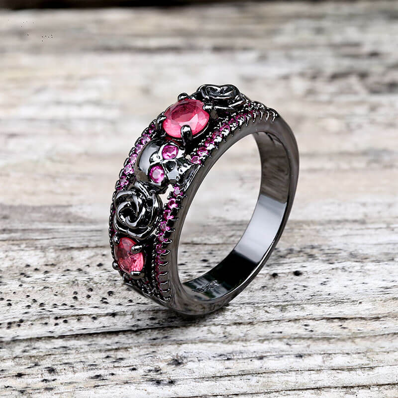 Anillo de latón con incrustaciones de circonita y calavera con flor negra