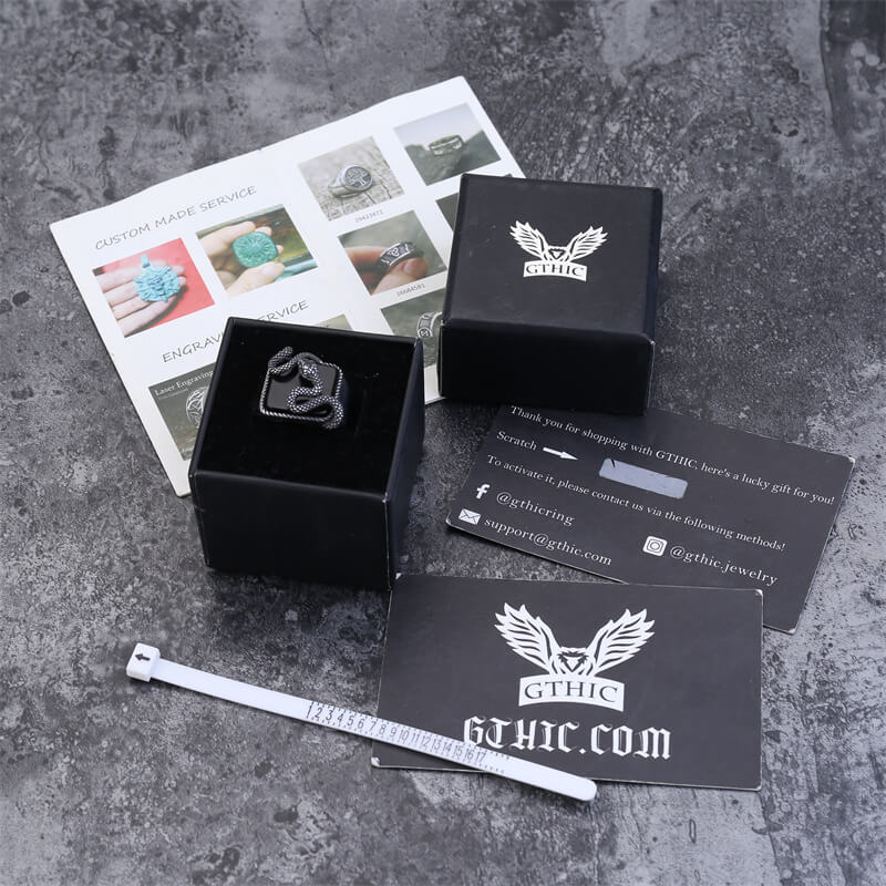 Anillo de acero inoxidable con serpiente y piedras preciosas negras