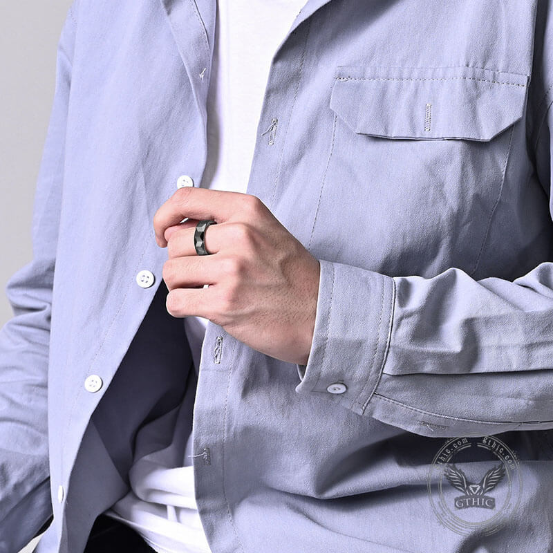 Anillo de cerámica facetada pulida negra